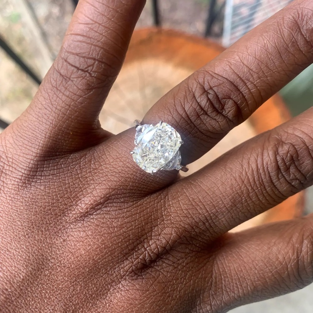 15.76 ct. Elongated Cushion Cut Pale Champagne & Trillion Cut White Diamond Ring - Picture 4 of 16